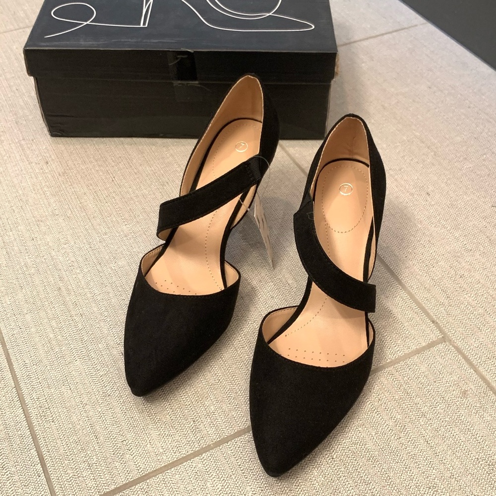 Black pointy toe heel, cross strap across foot, super comfortable heel